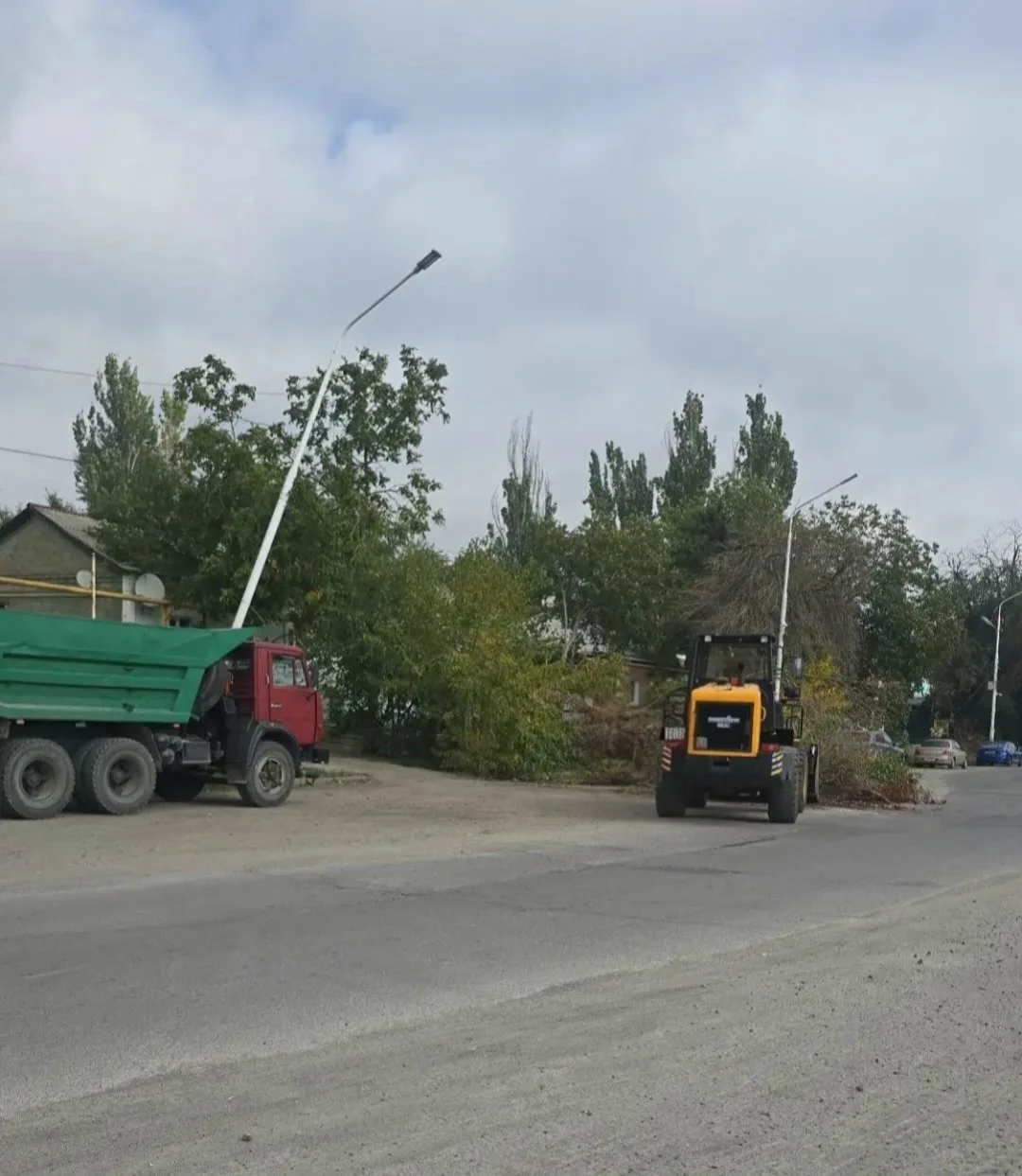 В Новочеркасске коммунальщики наконец-то добрались до территории у железнодорожного вок...