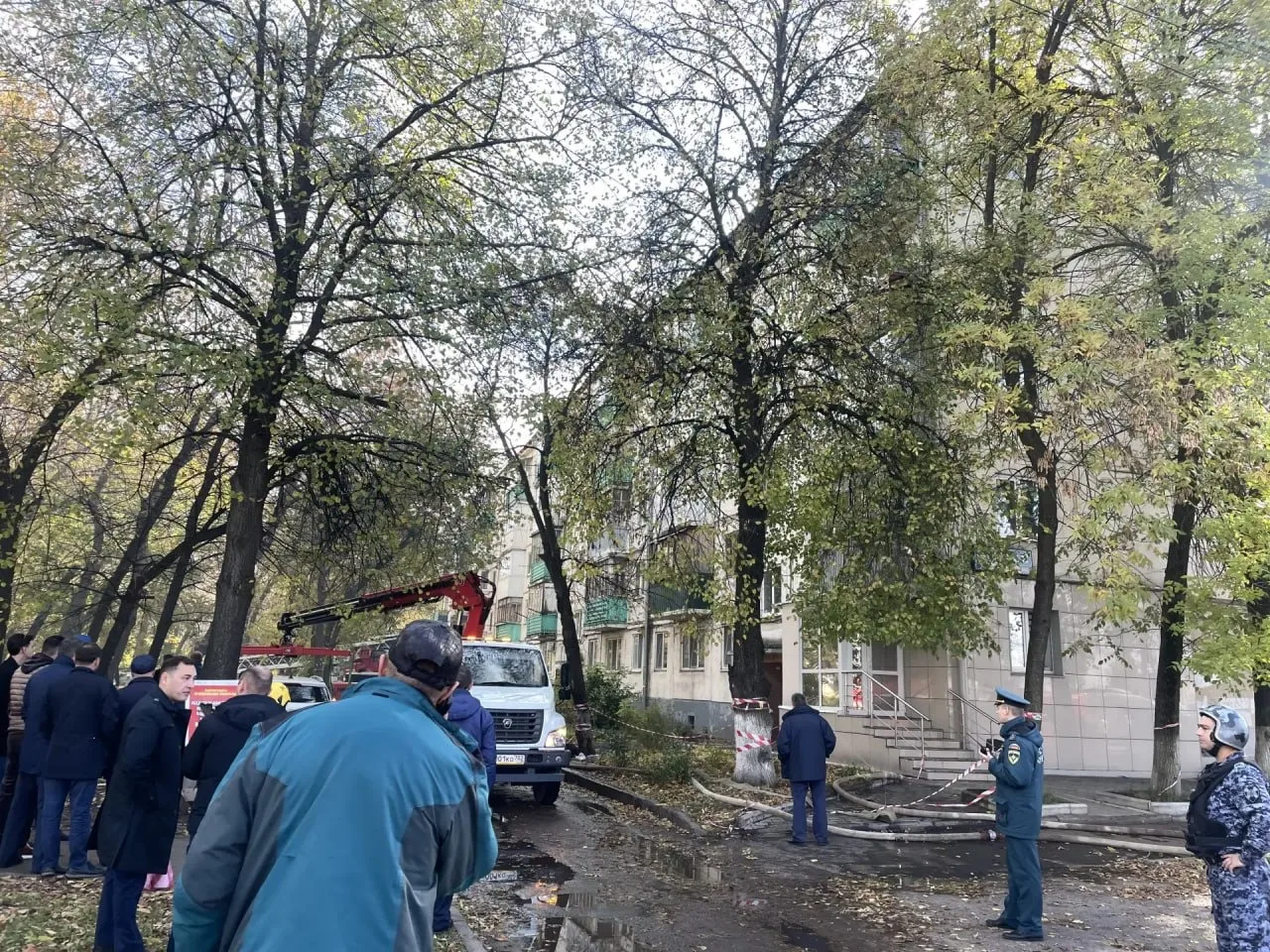со двора, где горит пятиэтажка, эвакуируют автомобили. Видимо, мешают пожарной технике