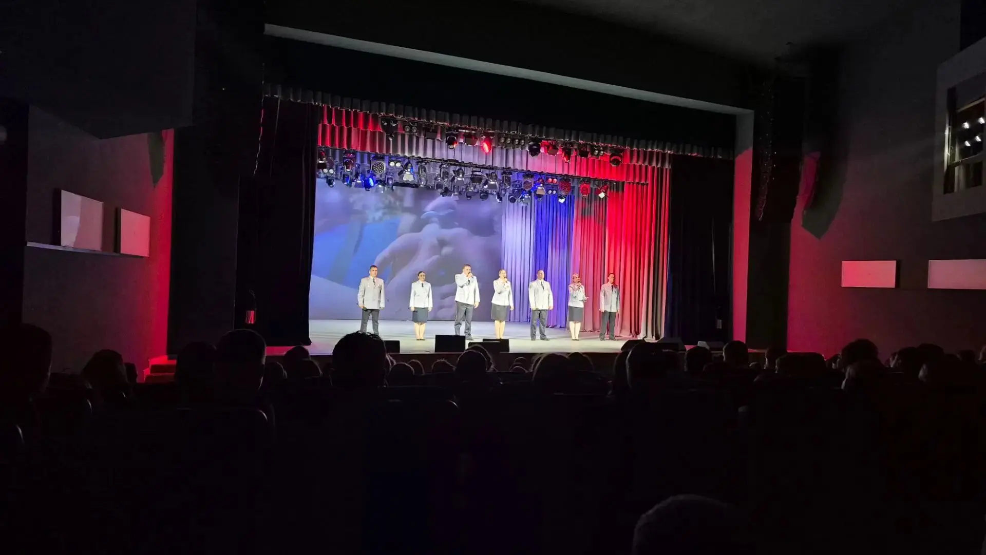 🎖️ Урок мужества и музыки: 9 «Б» на концерте полицейского ансамбля