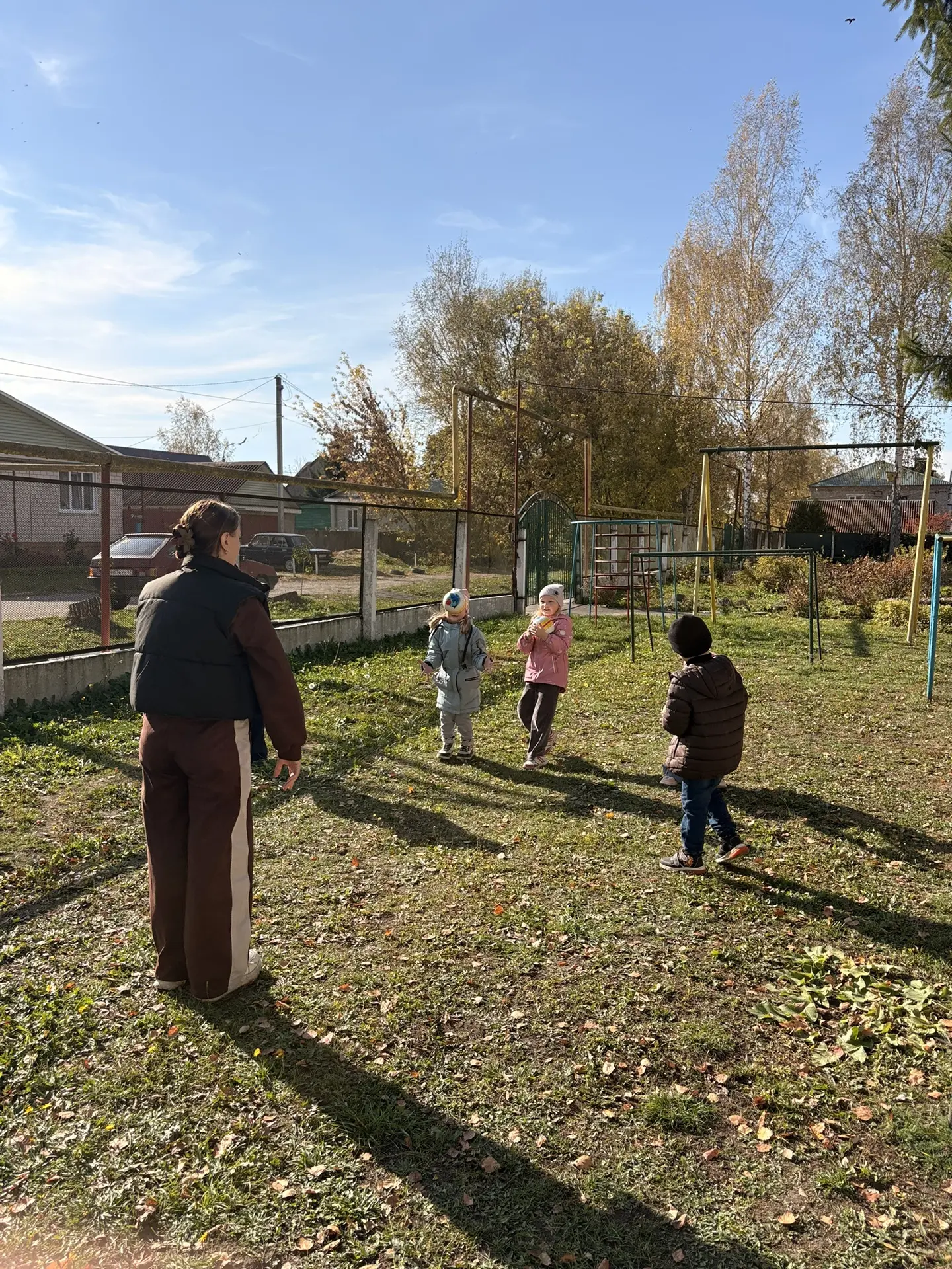 🎉 Прогулка с пользой: физкультура на свежем воздухе в подготовительной группе! 🎉