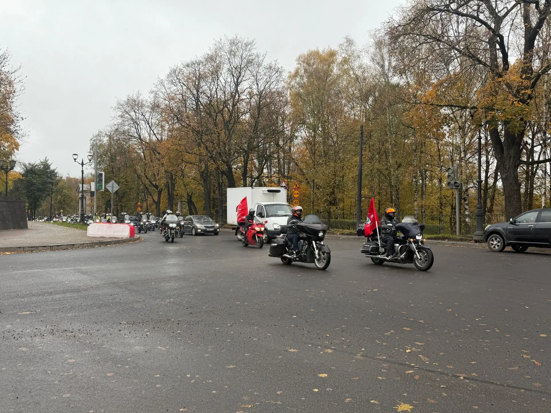 Осень под рев моторов. 10 октября Гатчина официально прощается с мотосезоном. Байкеры п...