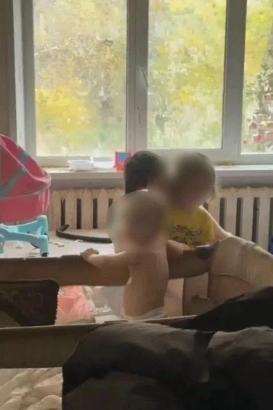 В Рязани сотрудники полиции изъяли двоих малолетних детей из семьи, проживавшей в антис...