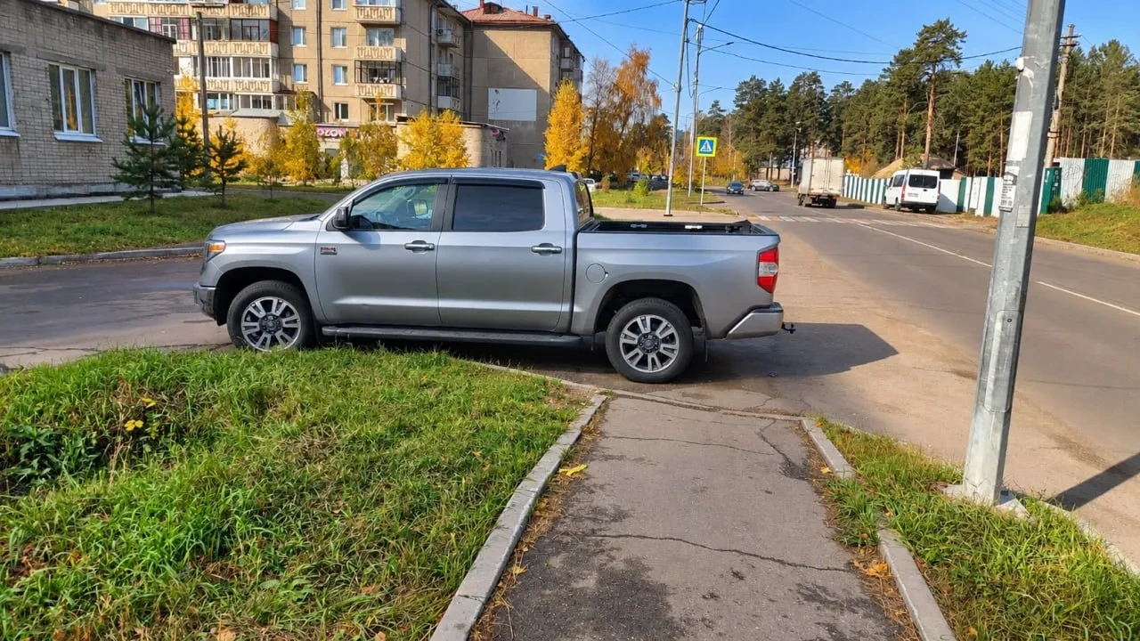 В Ангарске автомобиль заблокировал тротуар у аллеи