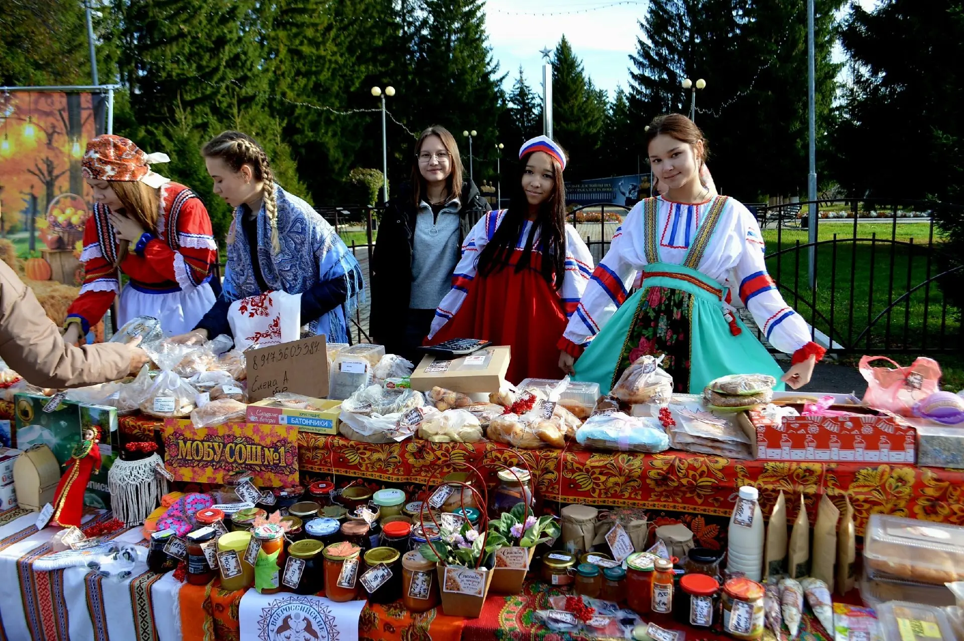 Сегодня на главной площади села Архангельское состоялась ярмарка «Архангельские промыслы».