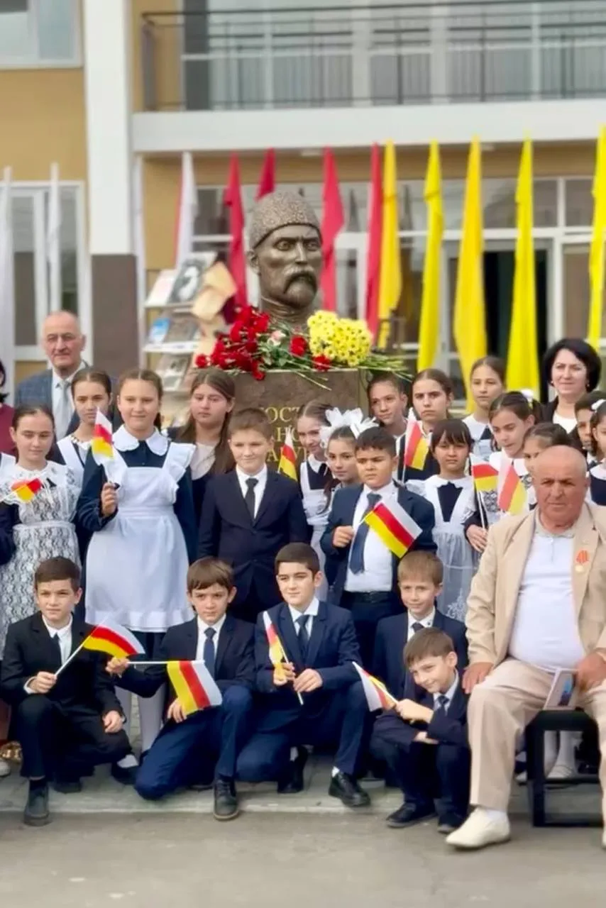 🪶 В Эльхотово открыли бюст основоположника осетинской литературы Коста Хетагурова.