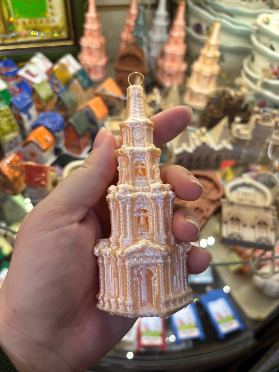 Колокольня кремля и старинные домики стали ёлочными игрушками в магазине сувениров. Нов...