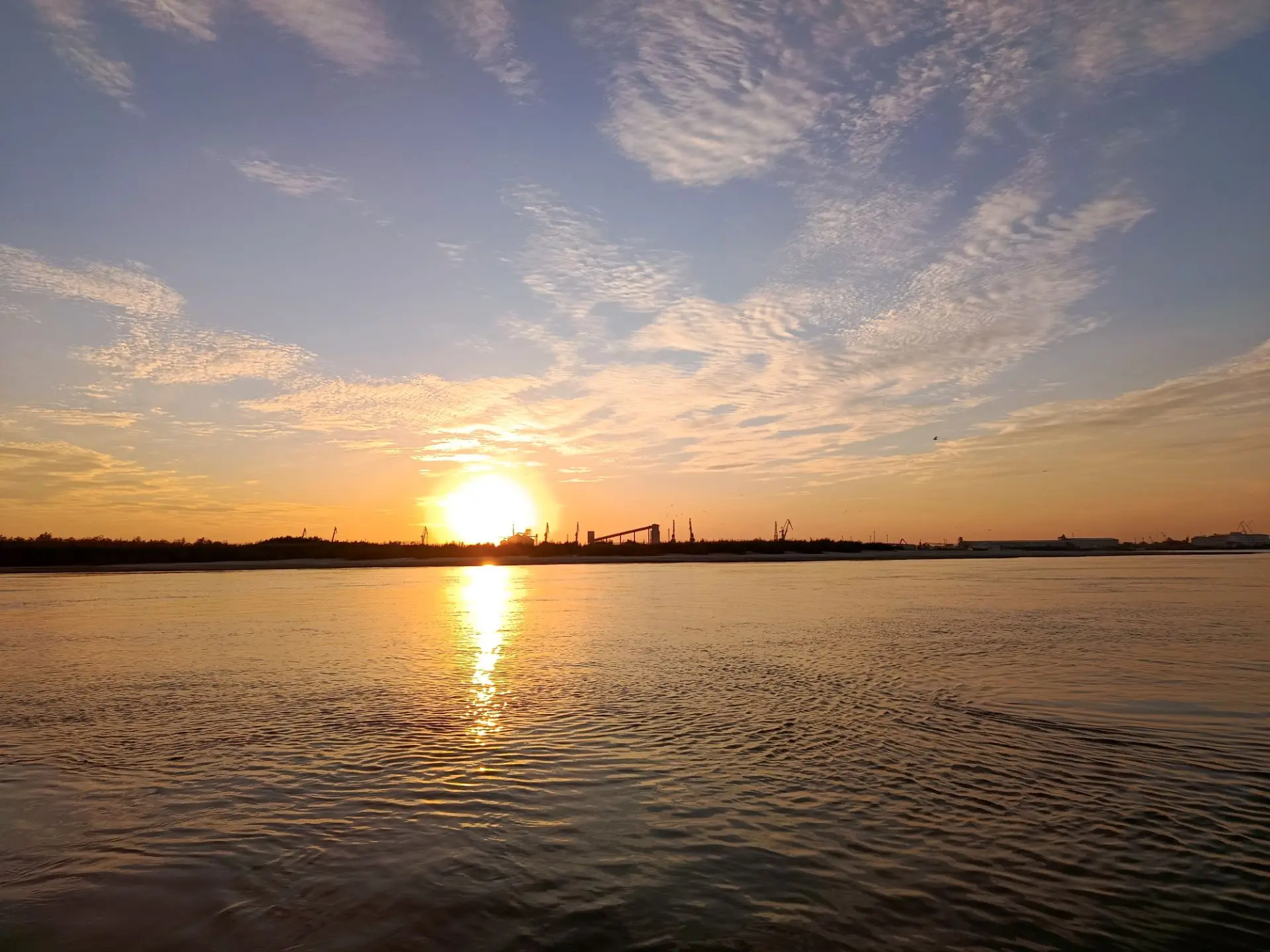 🌊 Осень в Астрахани: вода остыла, а рыба — в раздумьях.