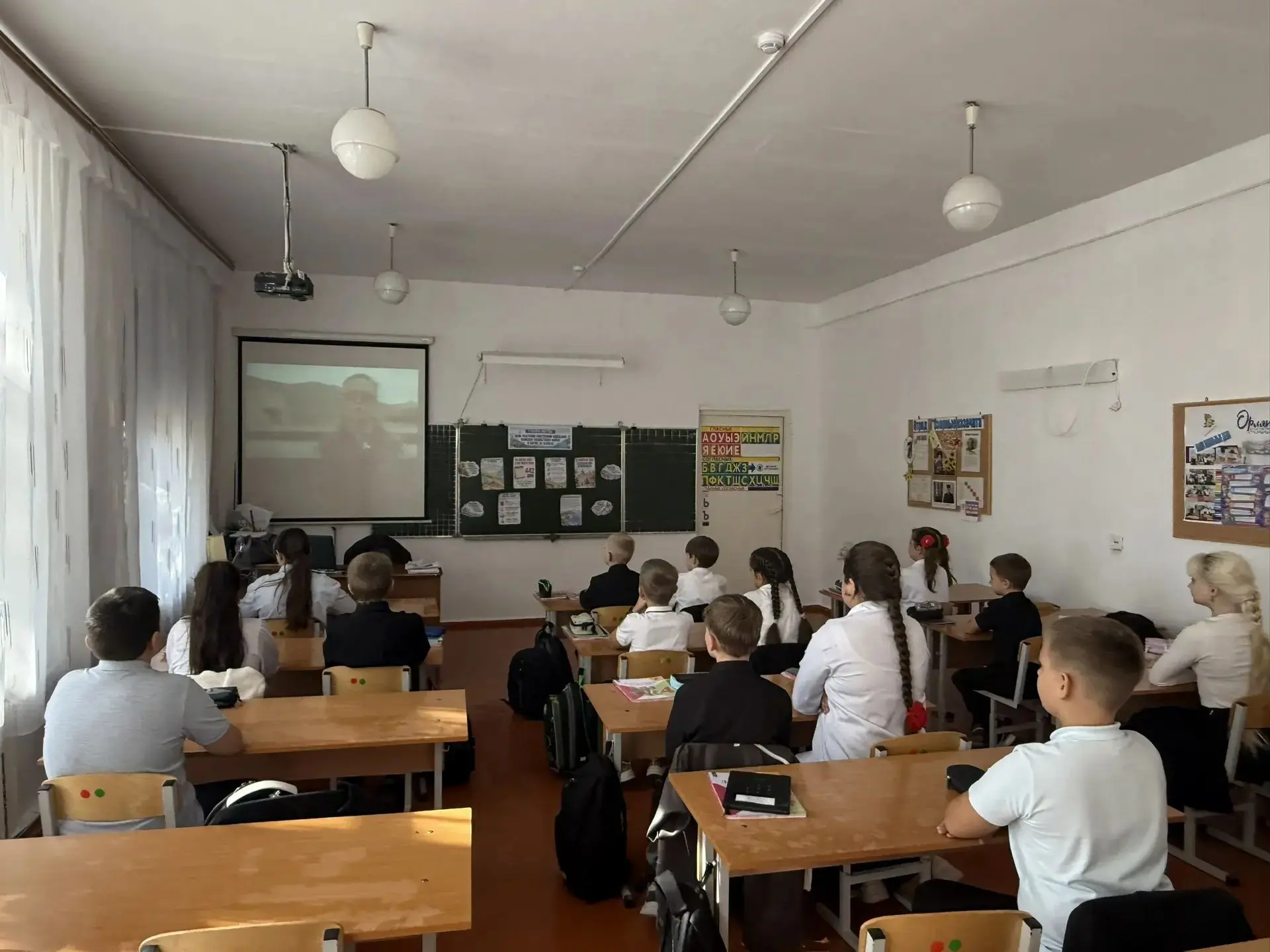 🎉 В 4 «А» классе прошёл патриотический урок! 🎉