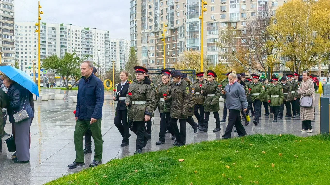 🌹 В Тёплом Стане почтили память ополченцев