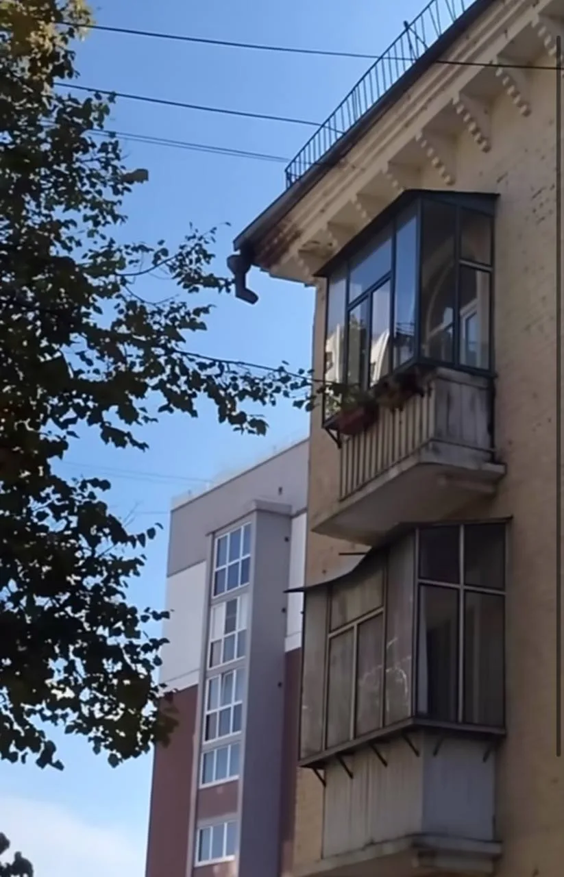 😱 На Комсомольской, 239 висит кусок водосточной трубы