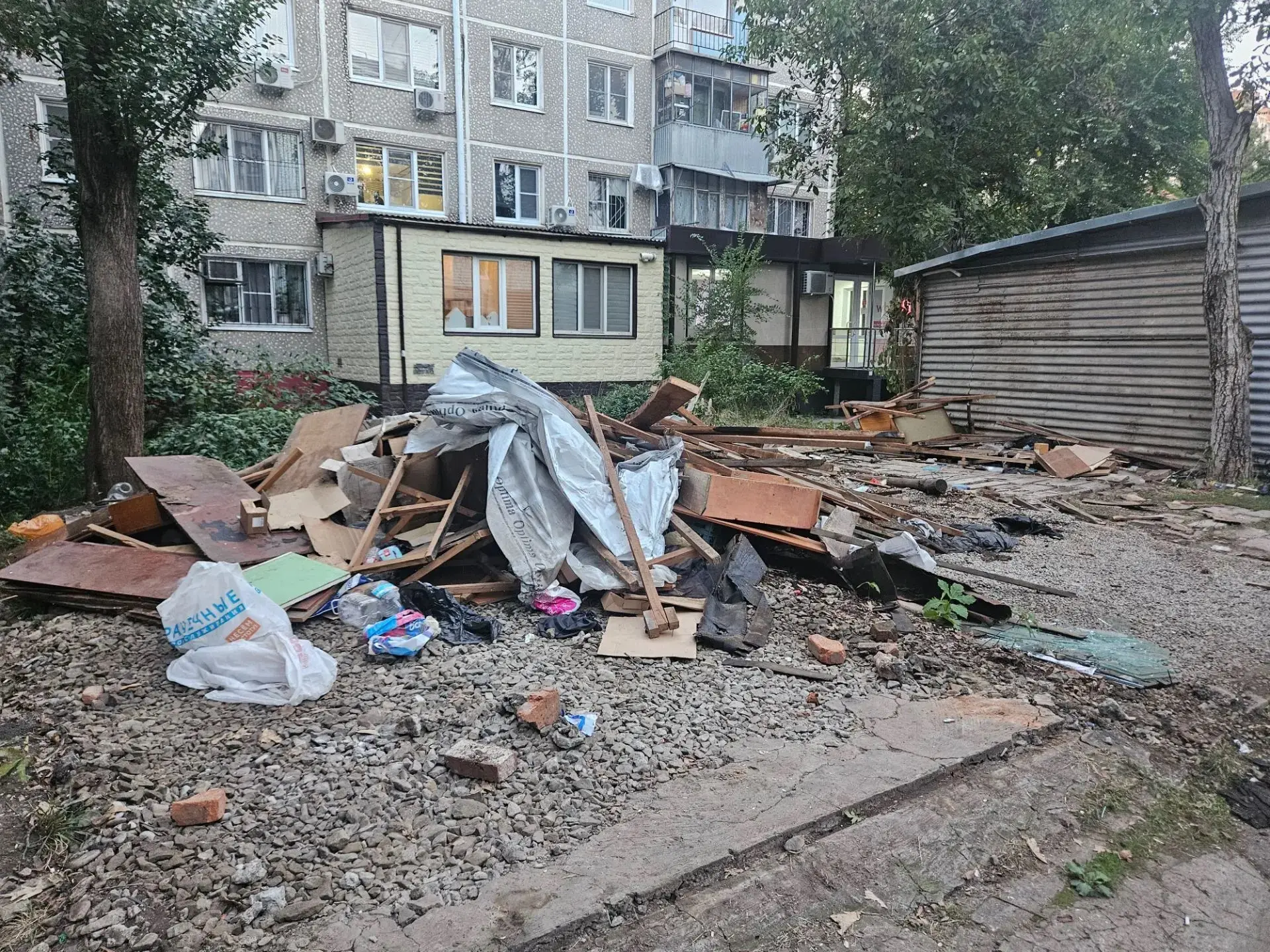 Между домами на Яна Полуяна, 22 и 14 образовалась ещё одна стихийная свалка.