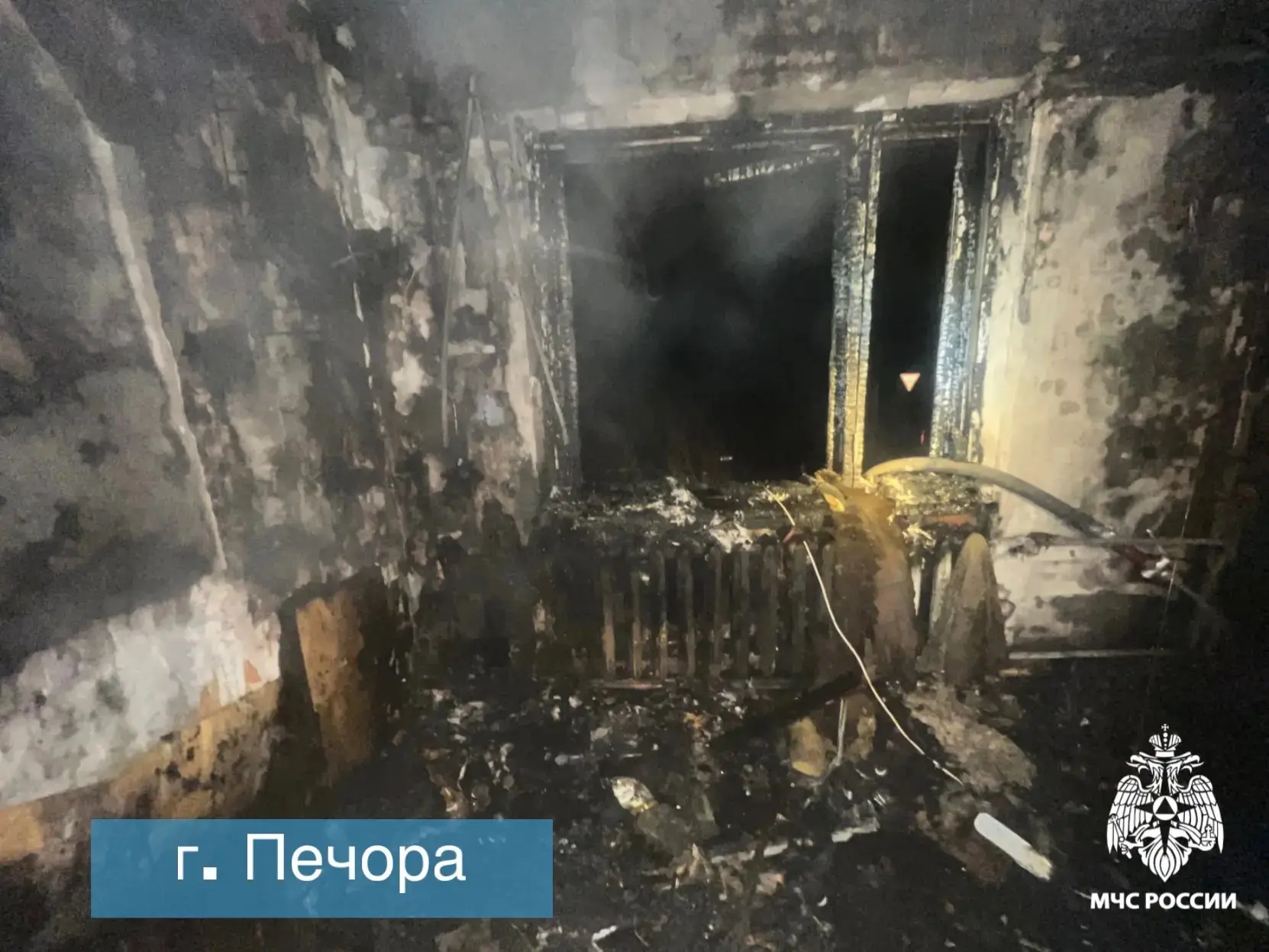🔥 12 человек эвакуировали из горящего дома в Печоре. Один мужчина пострадал