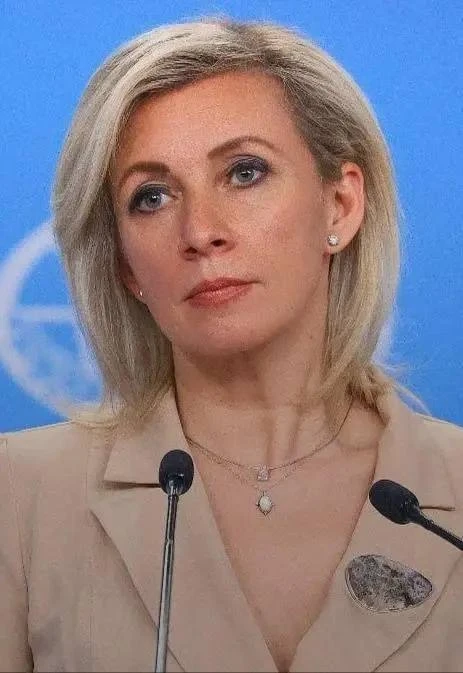 Зеленский - "невероятное позорище", заявила Захарова.
