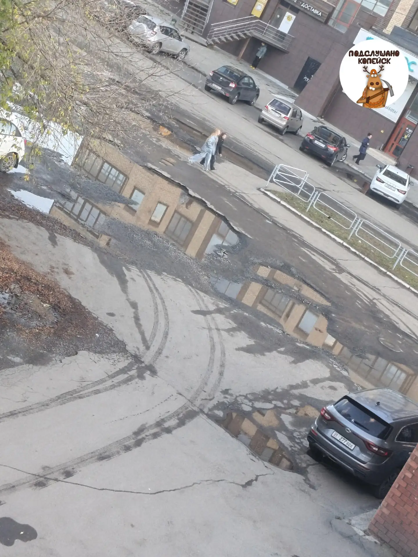 В центре Копейска — ямы на въезде во двор