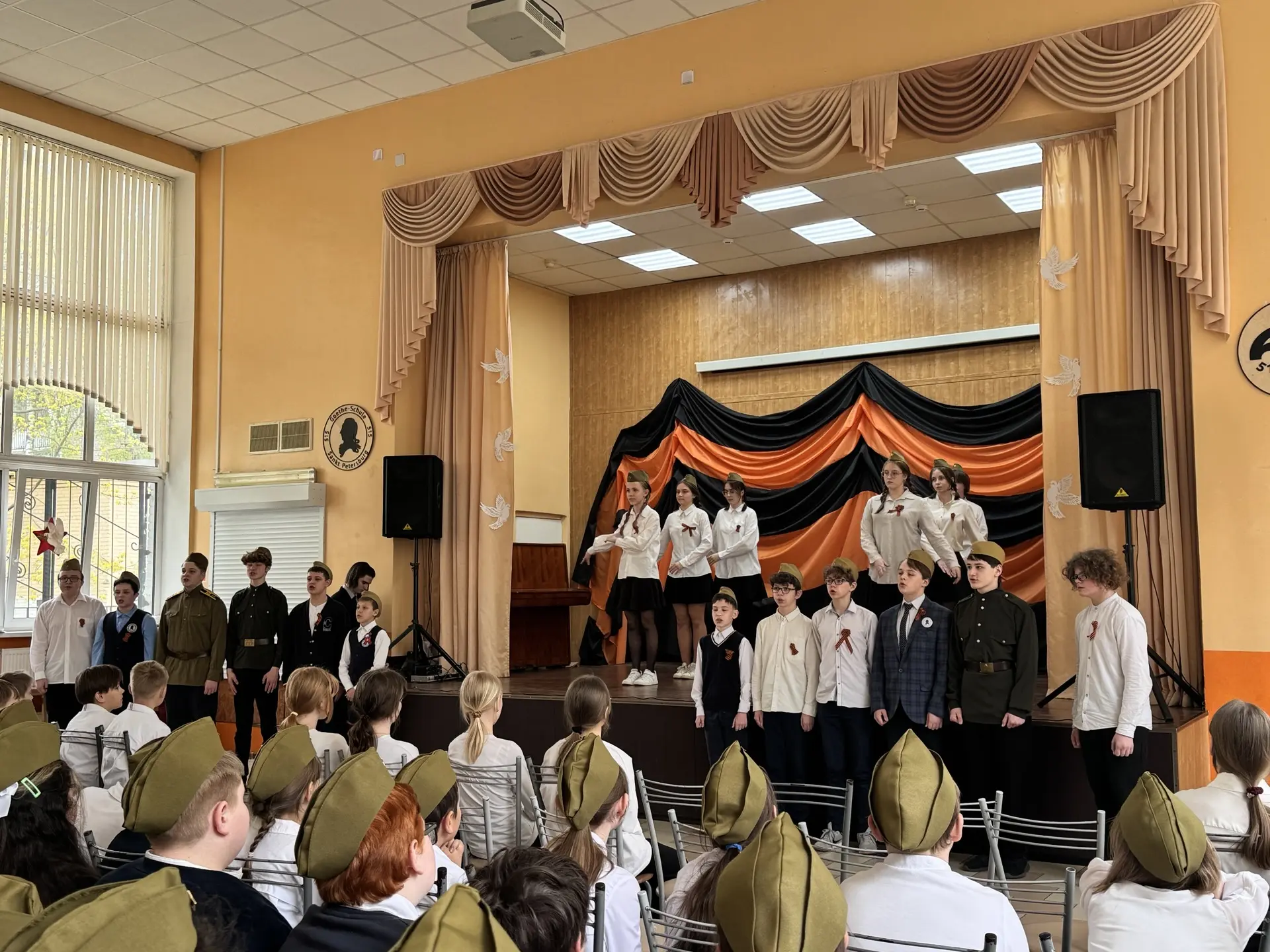 Будем жить, встречать рассветы,