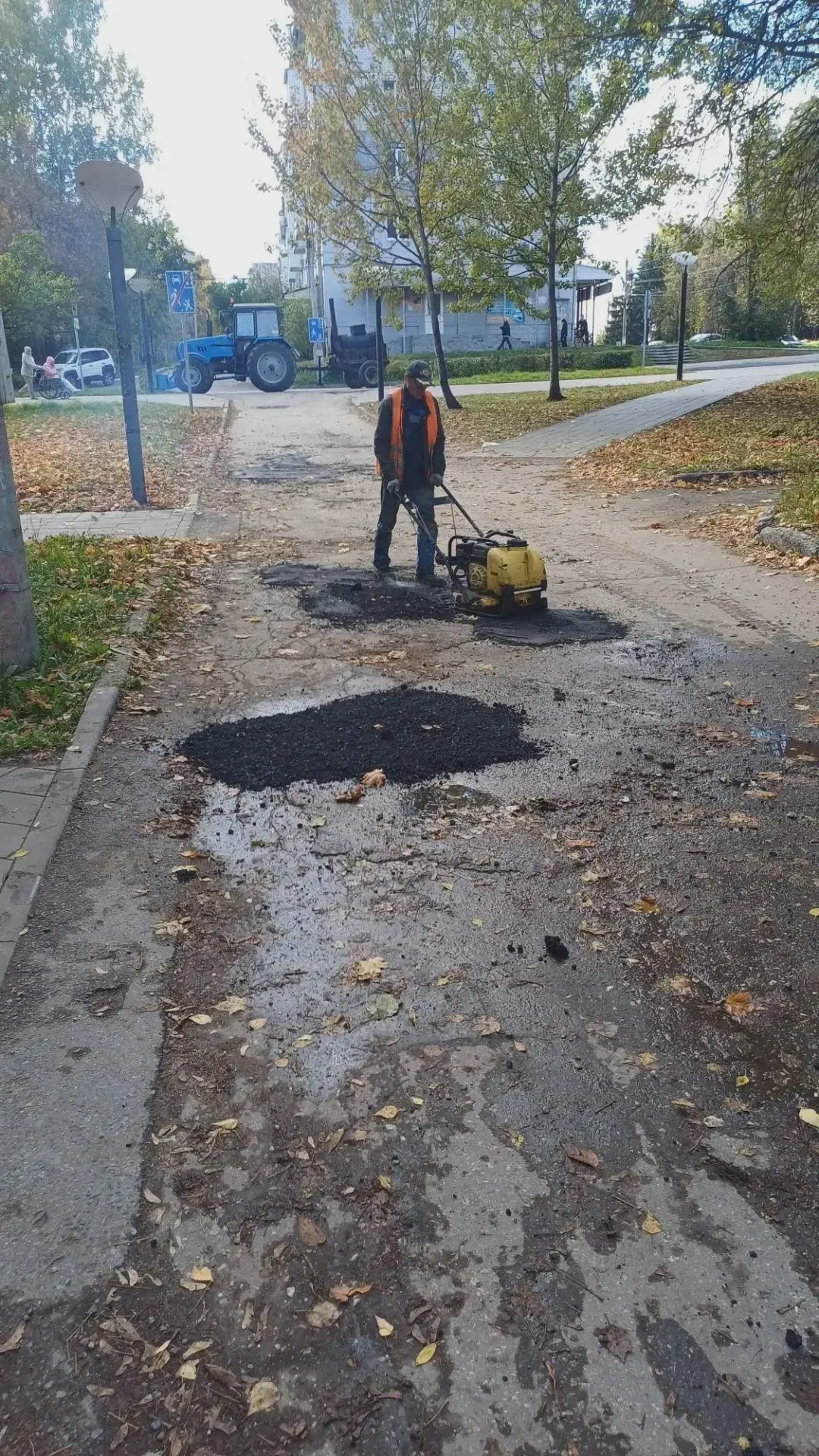 🚧 На городских дорогах устраняют ямы