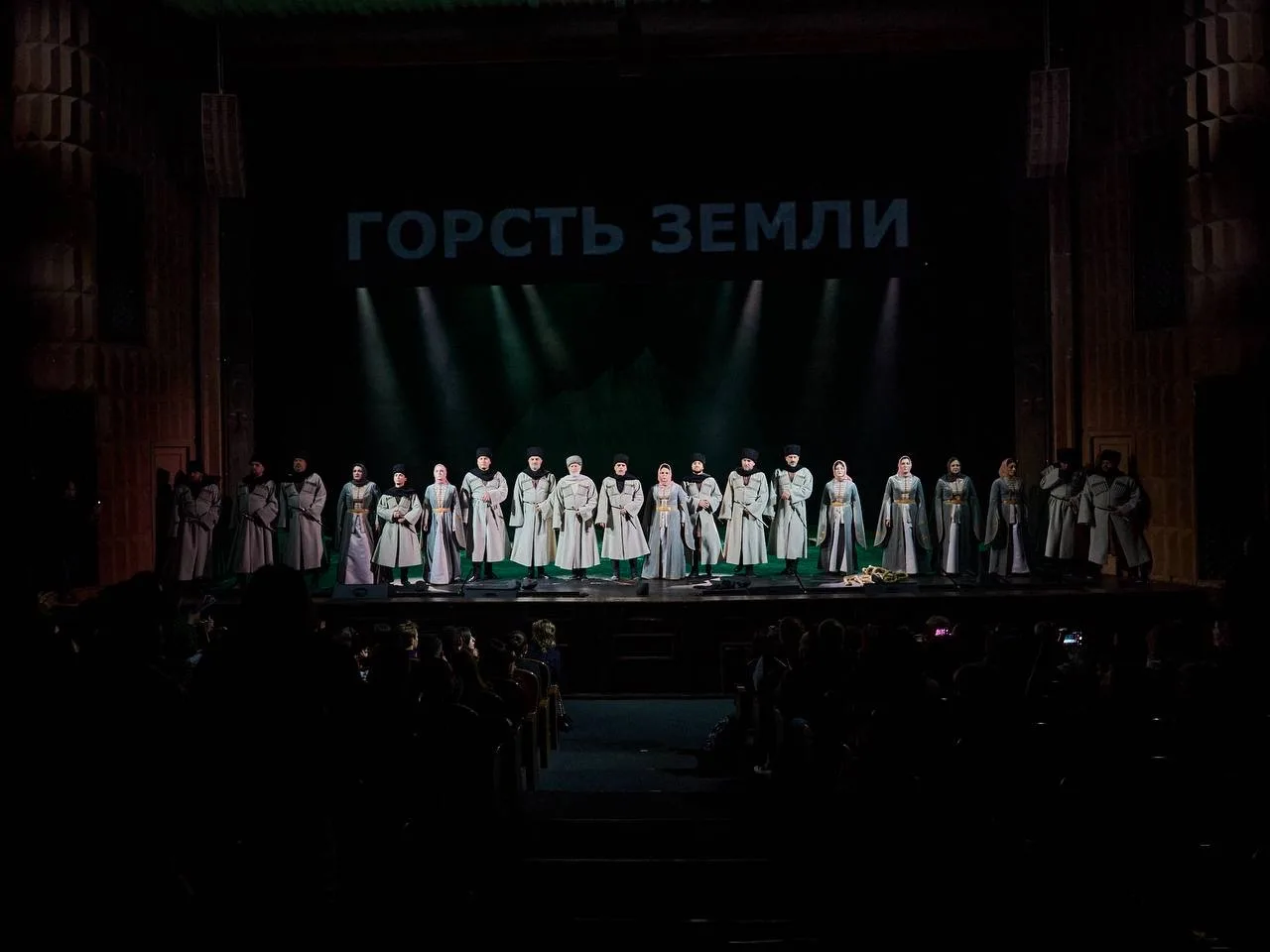 Делимся фотографиями со спектакля «Горсть земли», который прошел на сцене МХАТ им. М. Г...