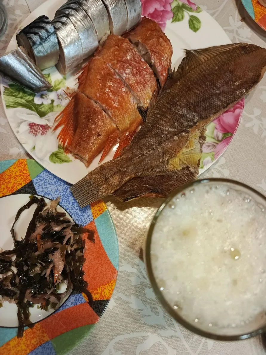 На ужин у меня сегодня нефильтрованое , салат из морской капусты, и РЫБЫ😍