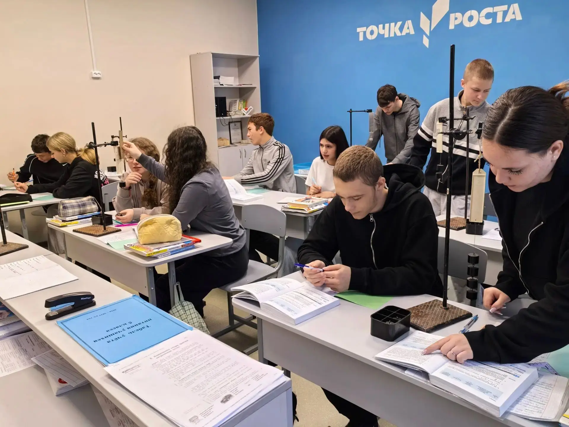 Сегодня в физической лаборатории Точки Роста ГБОУ ООШ с. Жемковка прошло исследование п...