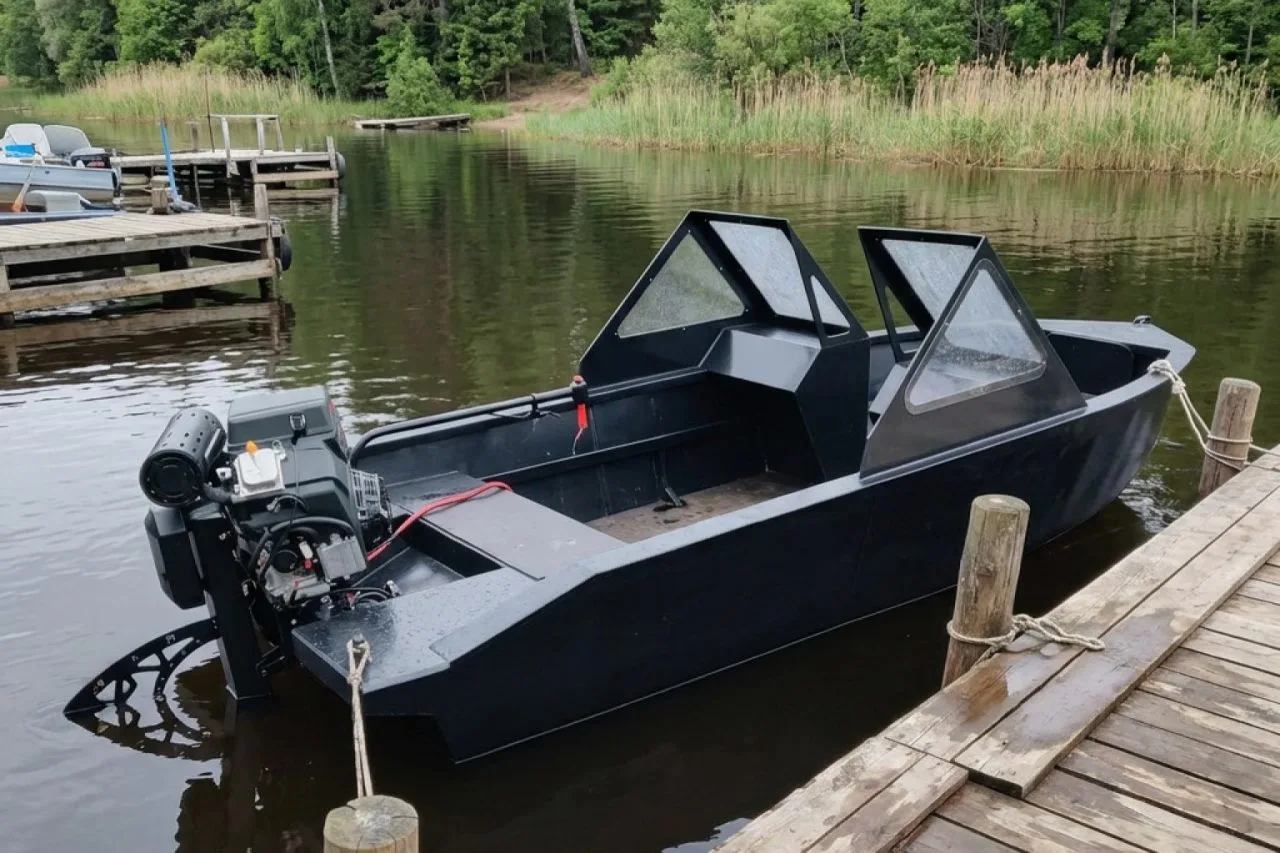 GOONCH 450 fish M — корпус для тех, кто уже планирует сезон на воде. Жёсткая моторная л...