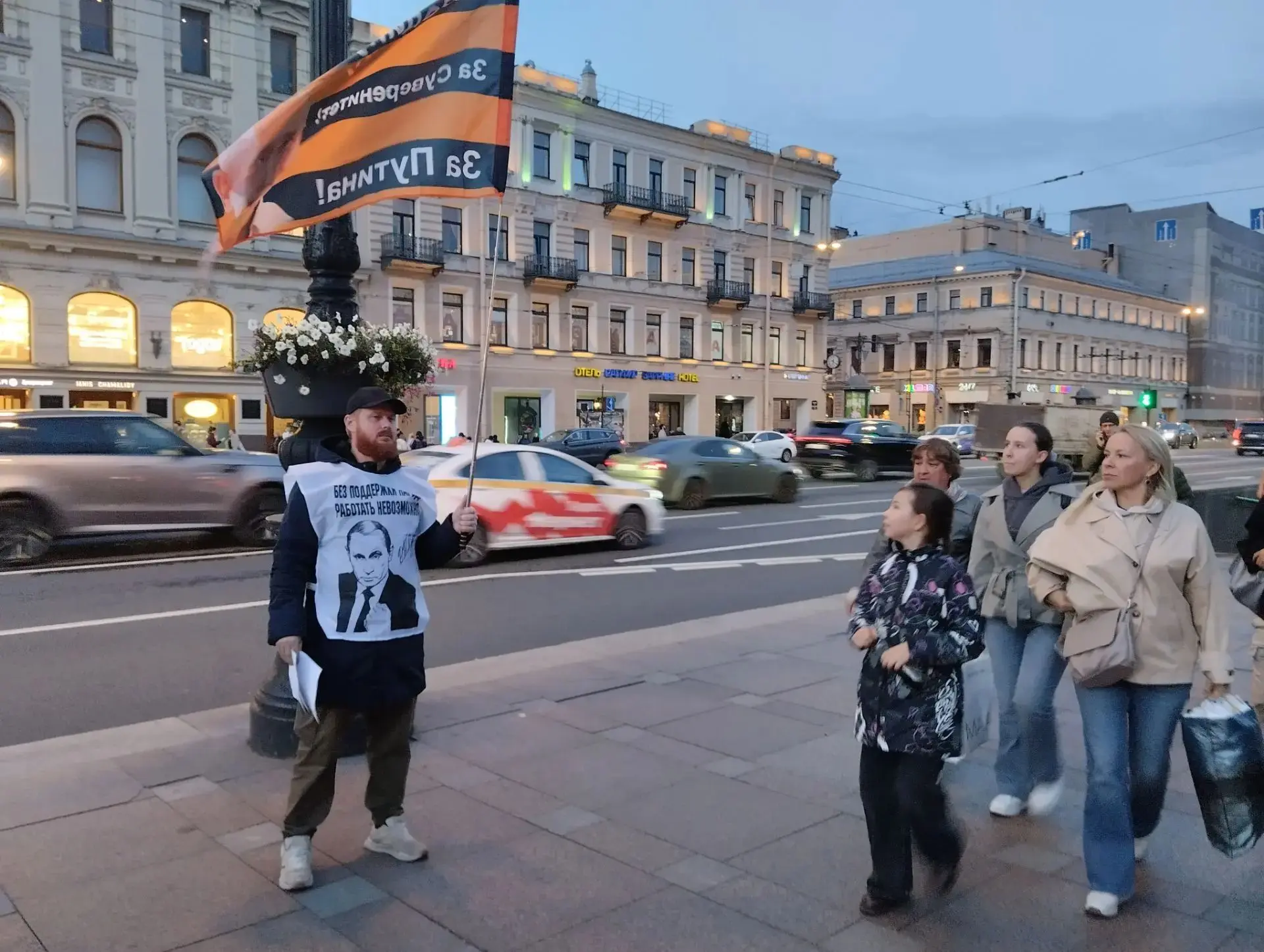08.10.26 Санкт-Петербург метро Гостиный двор. Проведён одиночный пикет с раздачей листо...