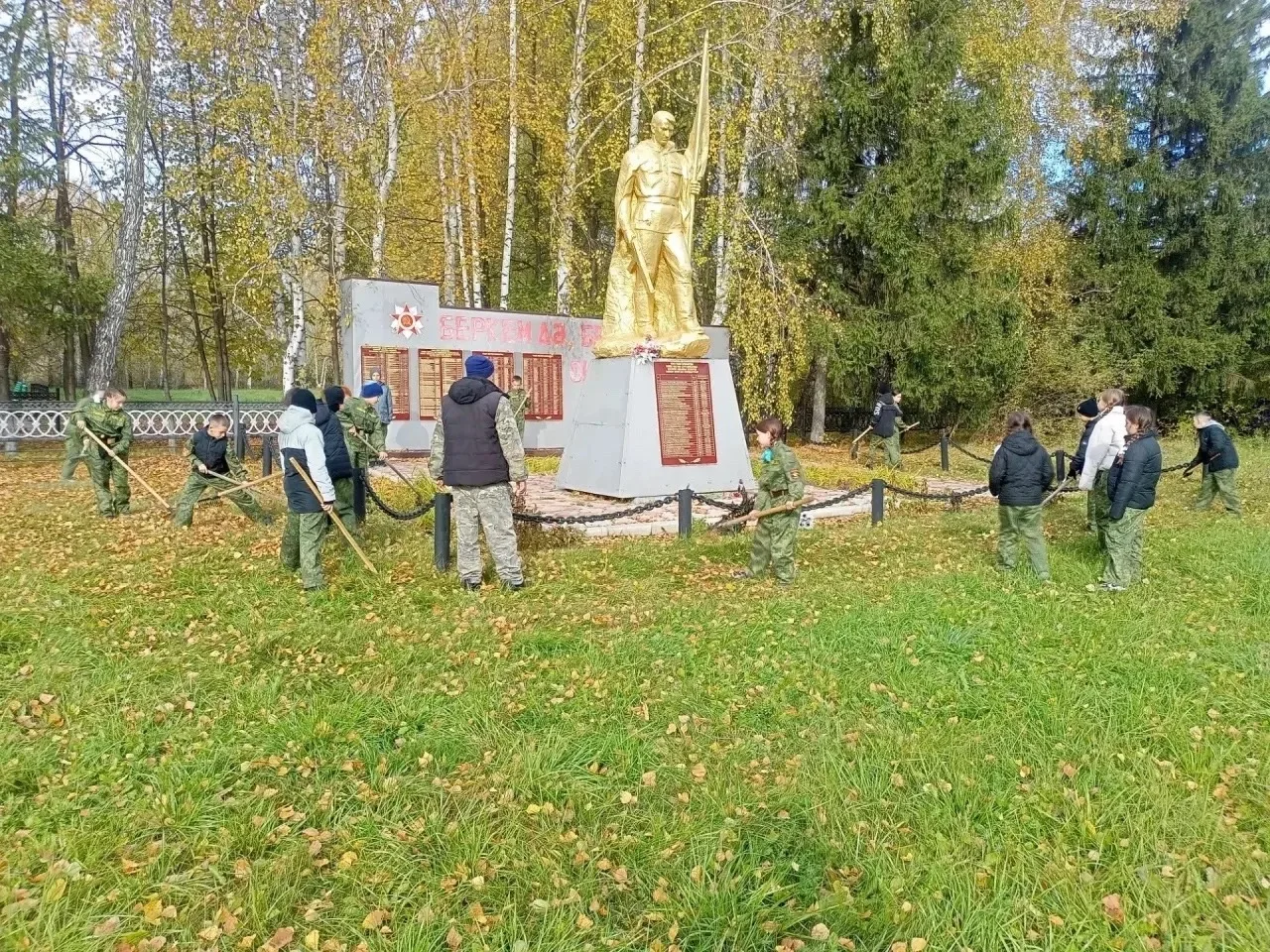 Кадет интернат-мәктәбенең Алдынгылар хәрәкәте активистлары туган җиребезне чиста һәм тә...