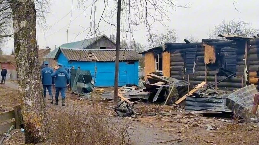 😱7-летний ребёнок и 2 взрослых погибли при попадании БПЛА ВСУ в жилой дом в соседней В...