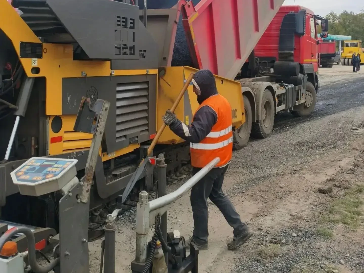 🚜На Левобережье завершены работы по ремонту тротуаров и проездов.