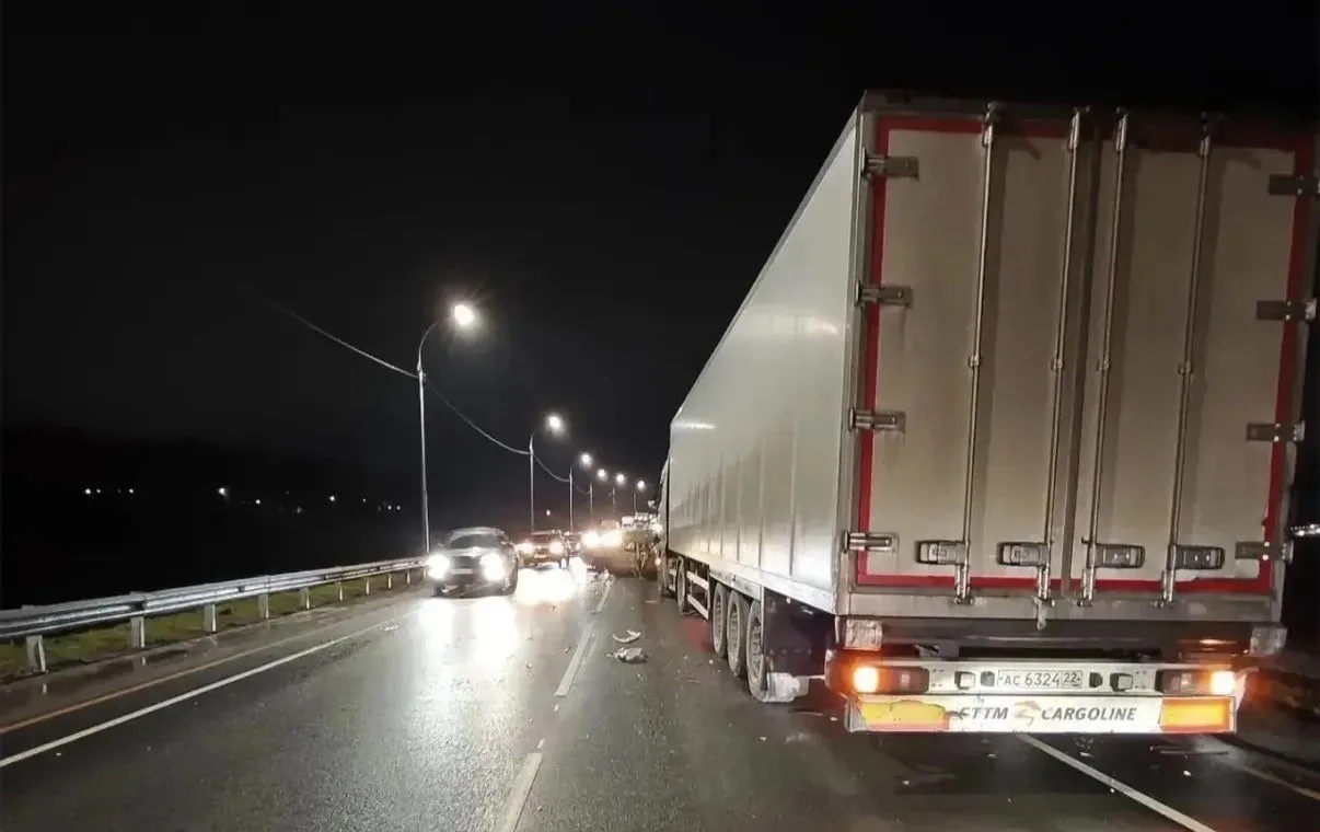 Молодой водитель устроил массовое ДТП в Новосибирской области.
