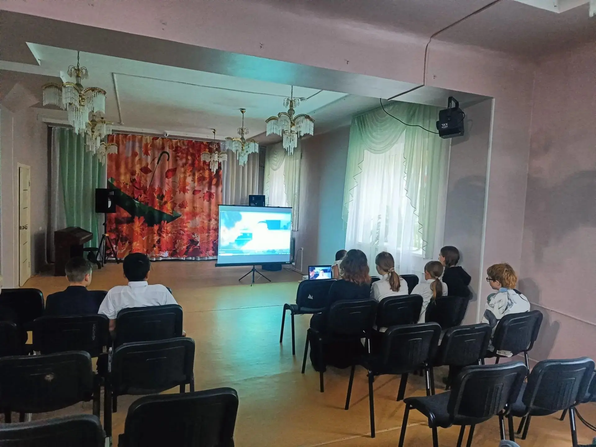 Сегодня шестиклассники школы № 38 встречали приближающийся День отца творчески!