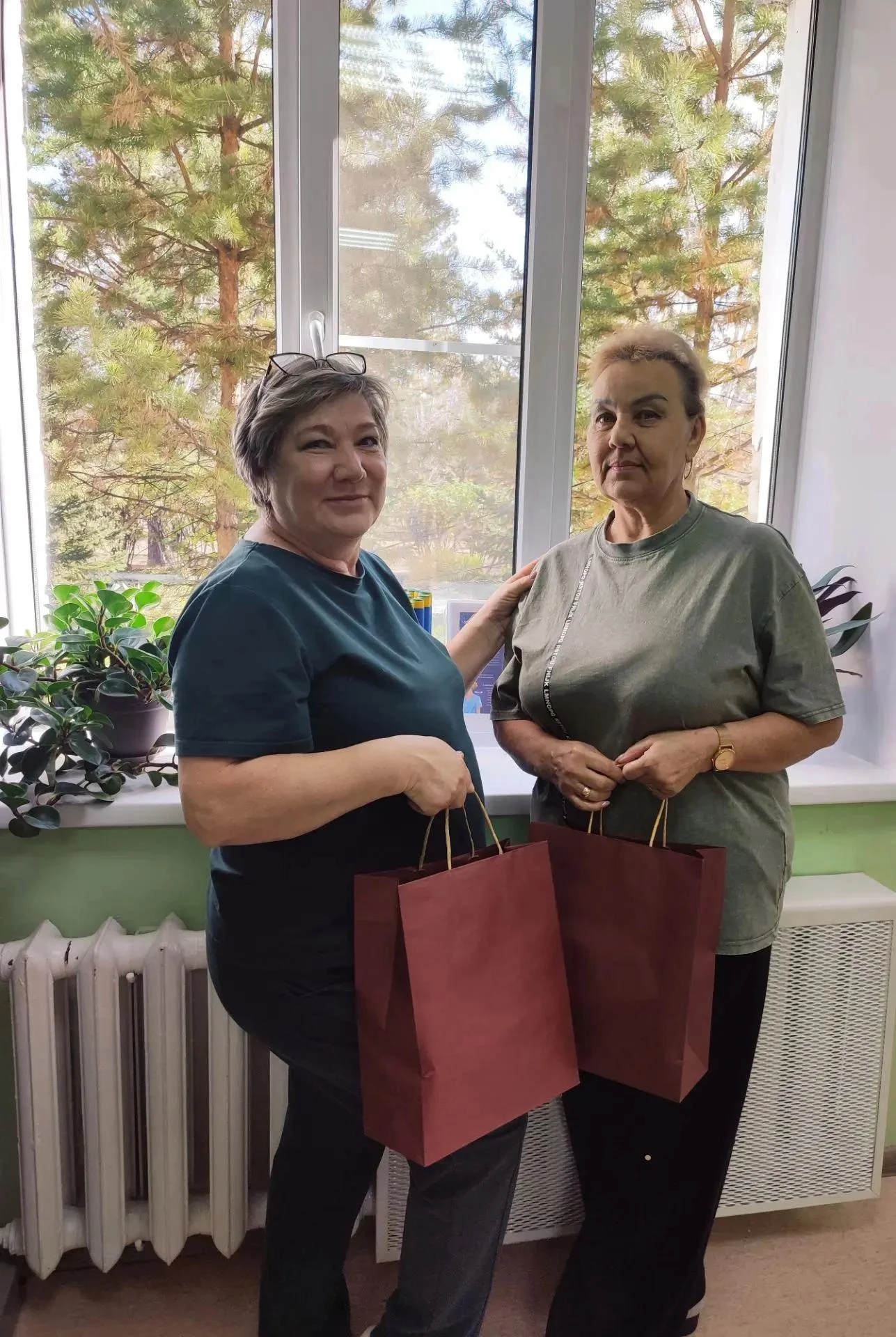 🎈В центре «Спасатель» поздравили работников серебряного возраста с Международным днём ...