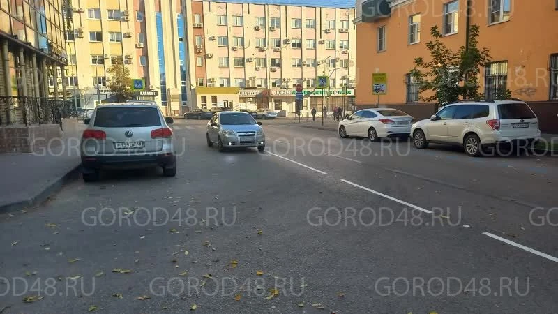 На улице Пушкина машины поехали по встречной полосе.