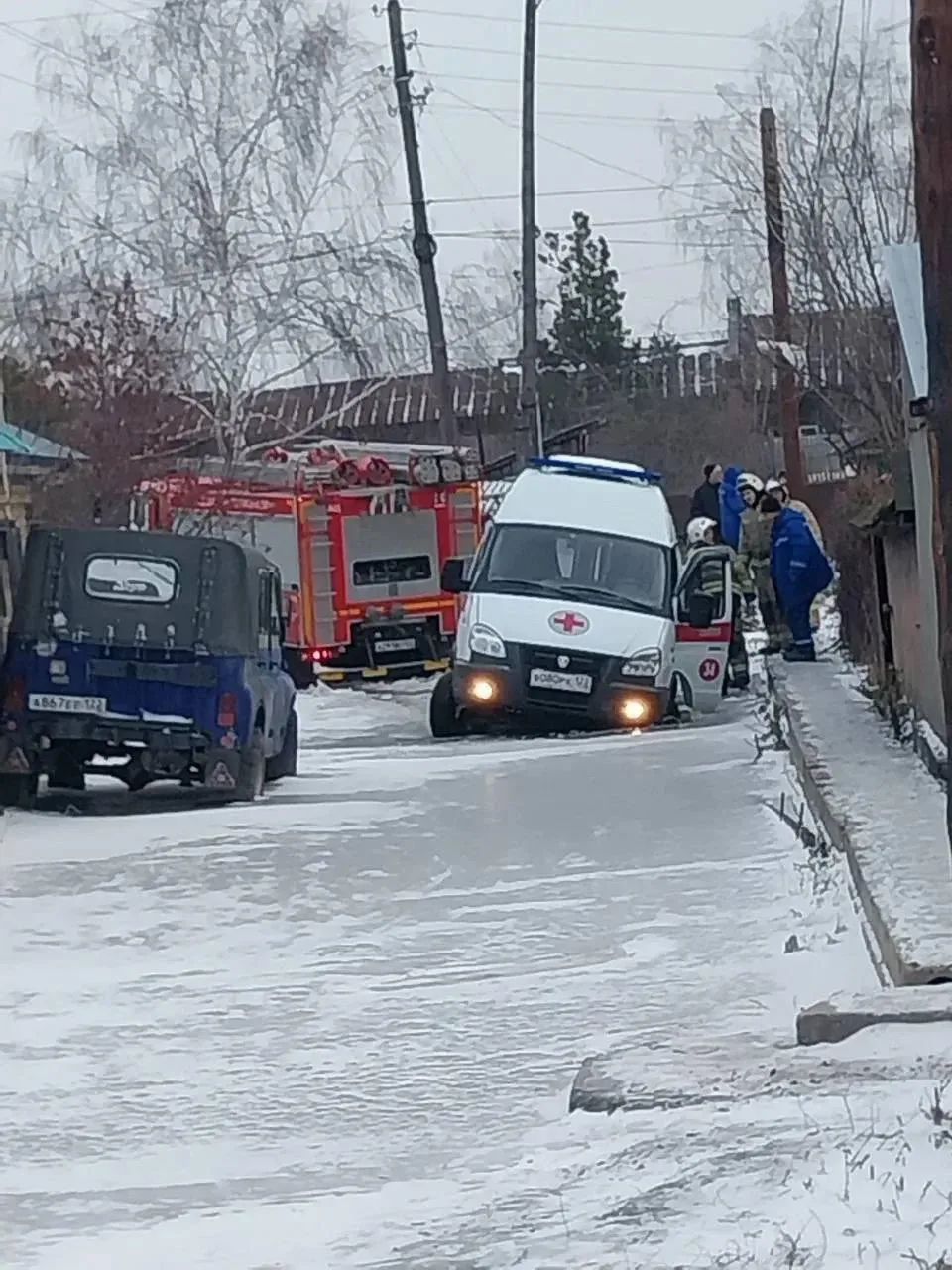 Скорые и пешеходы тонут в огромной луже в Бийске.