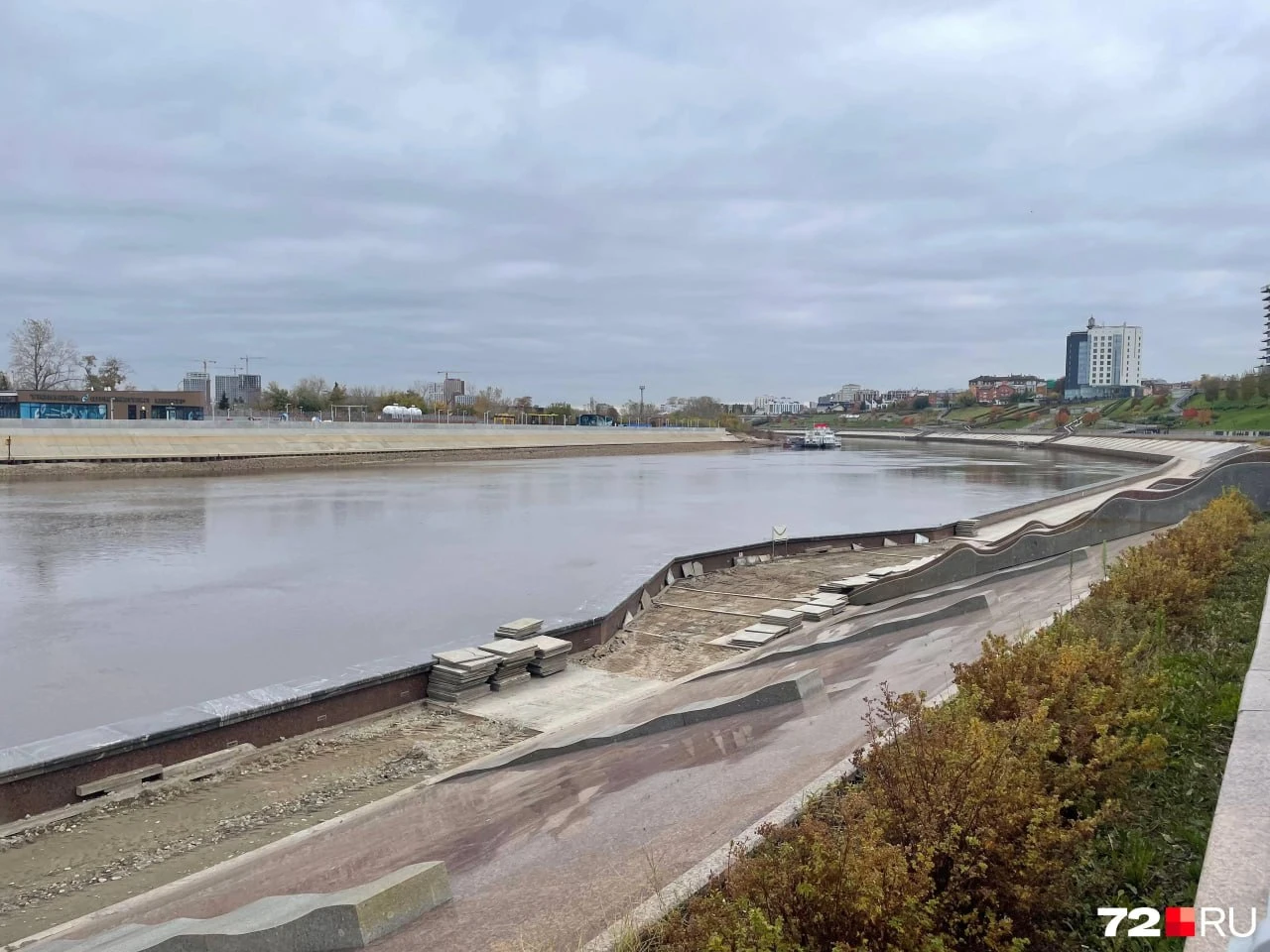 🛠 В Тюмени восстанавливают набережную после летнего паводка