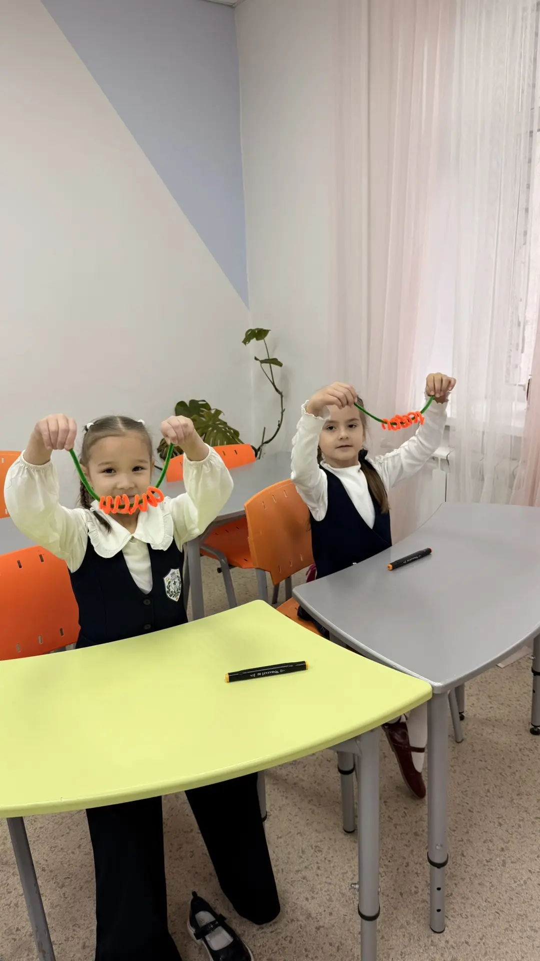 Ребята выполняли тыкву из синельной проволоки🎃