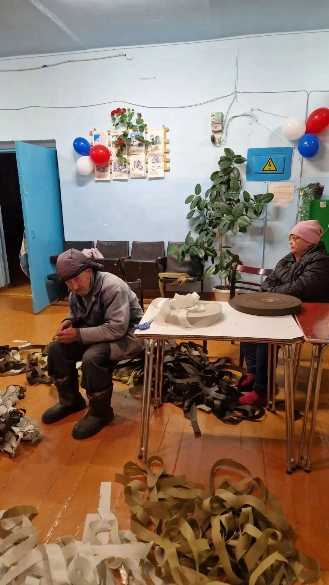 В сельском клубе села Новое Семенкино продолжается работа по плетению маскировочных сет...