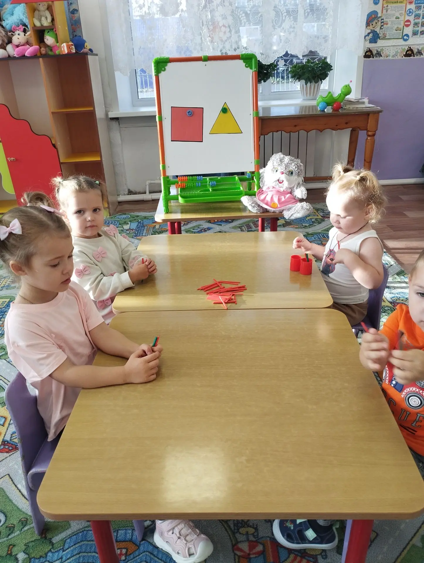 Сегодня  с ребятами младшей группы знакомились с важными понятиями "мало", "половина", ...