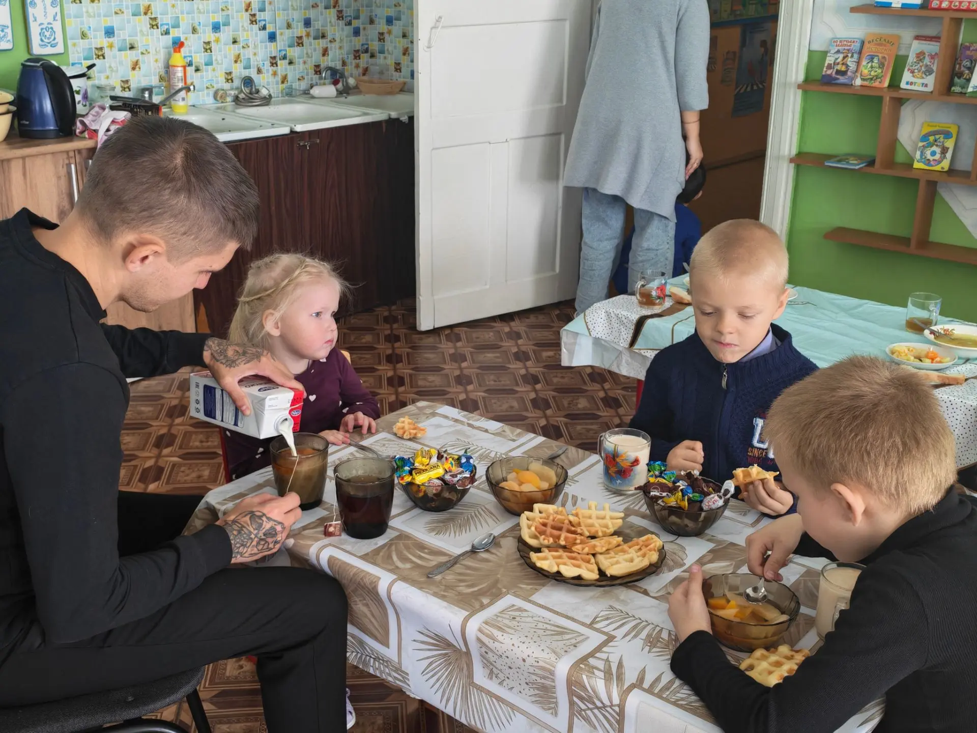 В детском саду прошёл кулинарный мастер‑класс ко Дню отца: дети вместе с папами и мамам...