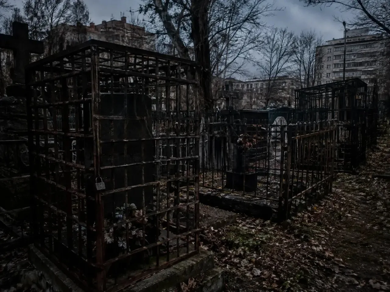 Кладбище с клетками и замками в центре Воронежа: что скрывают эти могилы?