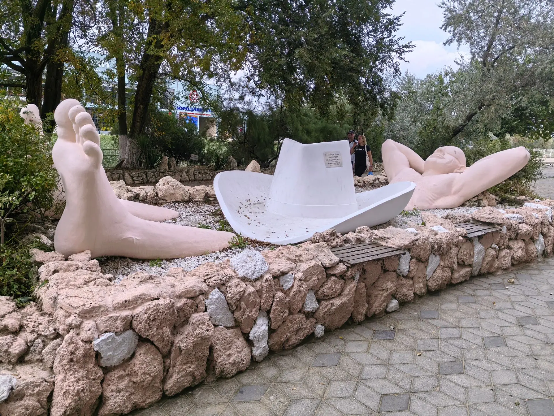 Все в Анапе фоткаются возле этого мужика со шляпой. А я чем хуже?