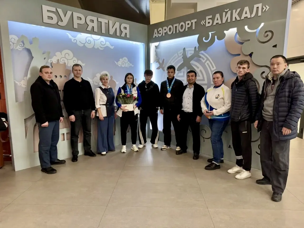 💐 Сегодня утром в аэропорту «Байкал» встретили сборную Бурятии, вернувшуюся с Кубка ми...