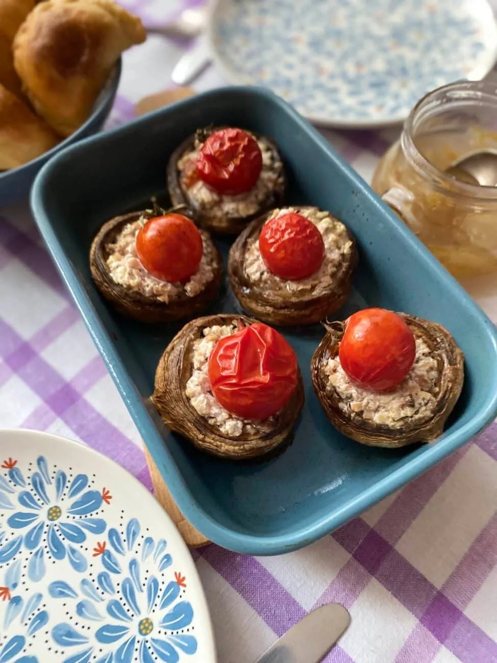 ФАРШИРОВАННЫЕ ШАМПИНЬОНЫ С СЫРОМ И ПОМИДОРАМИ