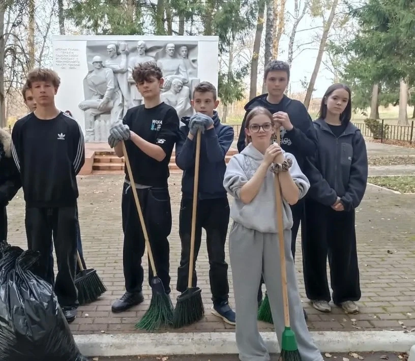 В рамках «Осенней недели добра» участники «Патруля Памяти» провели важную акцию в посёл...