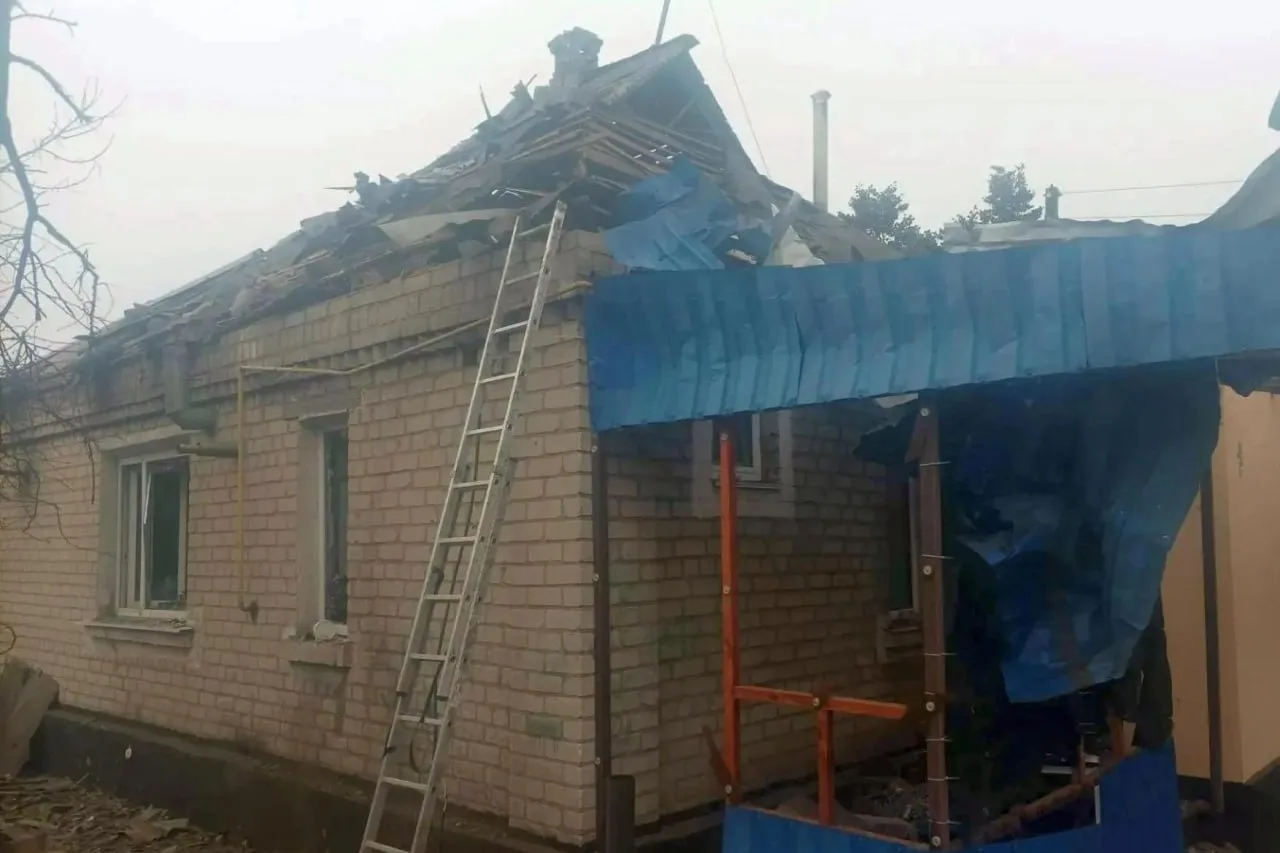 ⚡️ В Алмазной после ночной атаки повреждены семь частных домов — в одном практически сн...