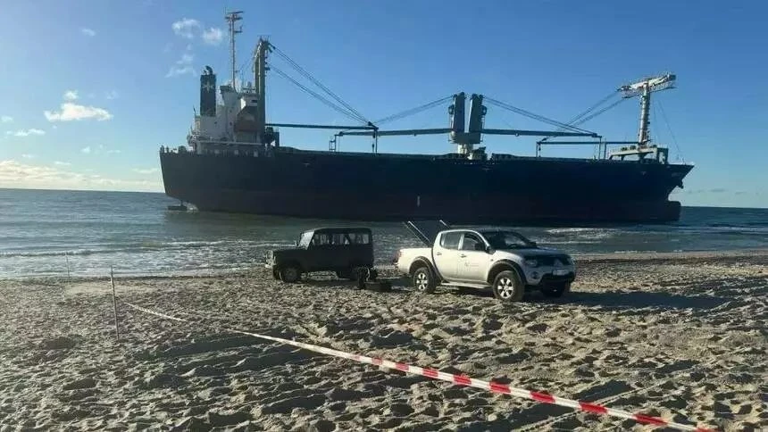 🚢🔼🏖 Севший на мель у Янтарного сухогруз готовятся отбуксировать