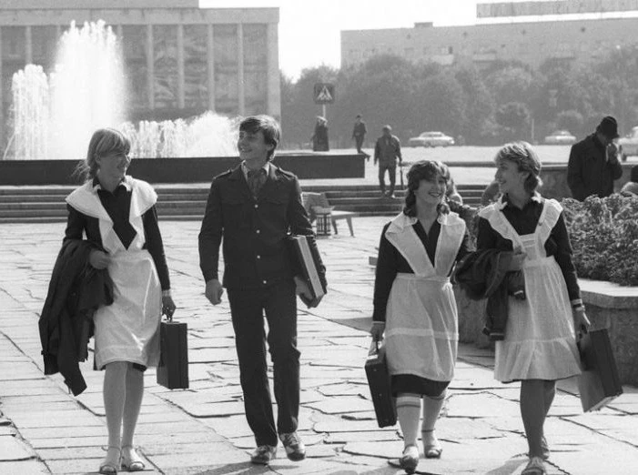 1980-е. Последние майские дни учебного года - портфели уже кажутся легче, настроение со...