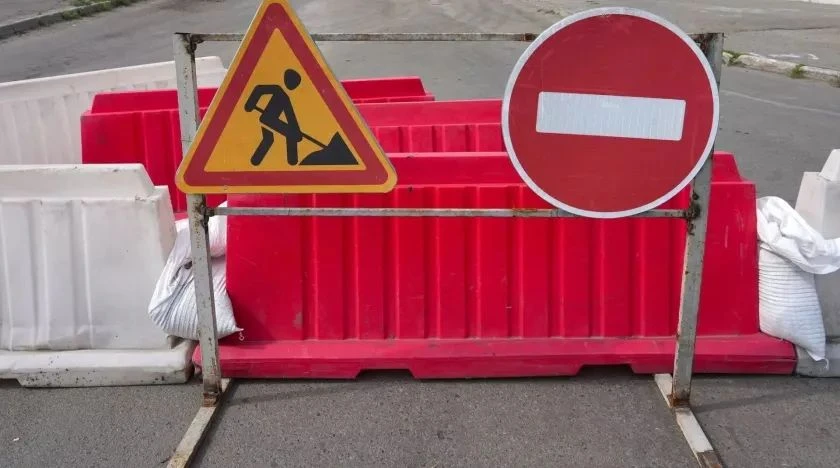 ⛔️ В Бийске с 10 по 12 октября закроют сквозное движение транспорта по пер. Училищному