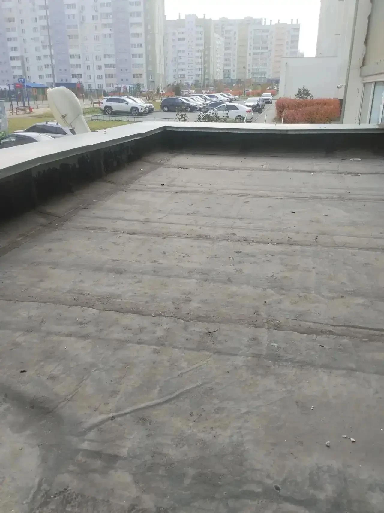 Сотрудниками УК "Горизонты" произведена чистка козырьков по адресу ул. П.Столыпина, 5