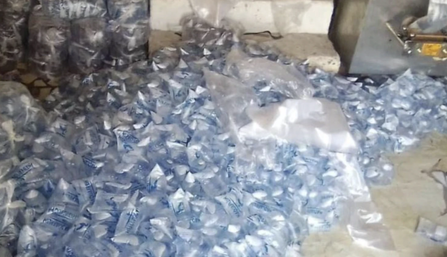 Борьба за экологию вызвала дефицит воды в магазинах и чуть не обернулась массовыми прот...