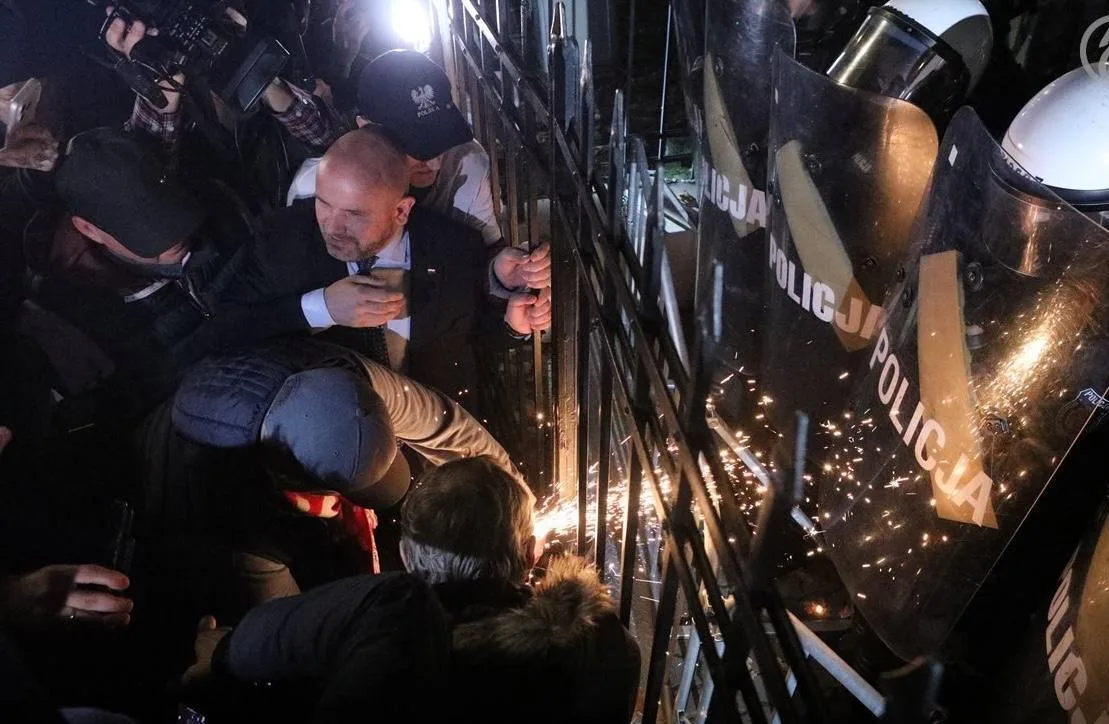 ❗️️️️️️️Польское гостелевидение перестало вести трансляцию событий у Конституционного с...